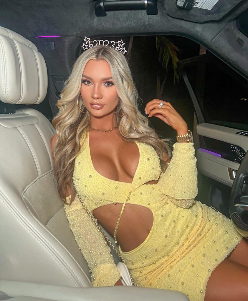 Alexa Collins Net Worth, Husband, Wiki, Age, Height, Ethnicity, Modeling and Career Alexa Collins is a talented model and social media influencer. She is in a long-term relationship with Tom Shields, a real estate agent and social media personality.