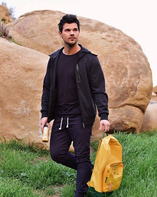 Taylor Lautner Net Worth, Wife, Wiki, Age, Height, Movies and Career Taylor Lautner height is 5 feet 9 inches (1.75 m) and weight is 77 kilograms (170 lbs).