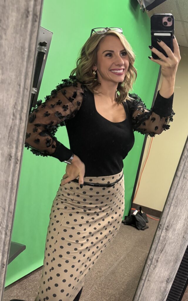 Kellie Rowe Net Worth, Salary, Husband, Wiki, Age, Height, Parents, Fox 2 and Career Kellie Rowe presently works as a morning reporter on weekdays and traffic anchor at WJBK-TV FOX 2 Detroit.