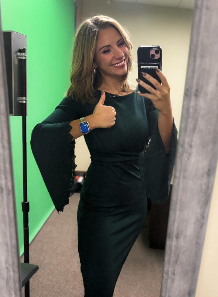 Kellie Rowe Net Worth, Salary, Husband, Wiki, Age, Height, Parents, Fox 2 and Career Kellie Rowe measures about 5 feet 5 inches high, which translates to around 1.65 meters. Moreover, her mass is roughly 58 kg, which equals 128 lbs.