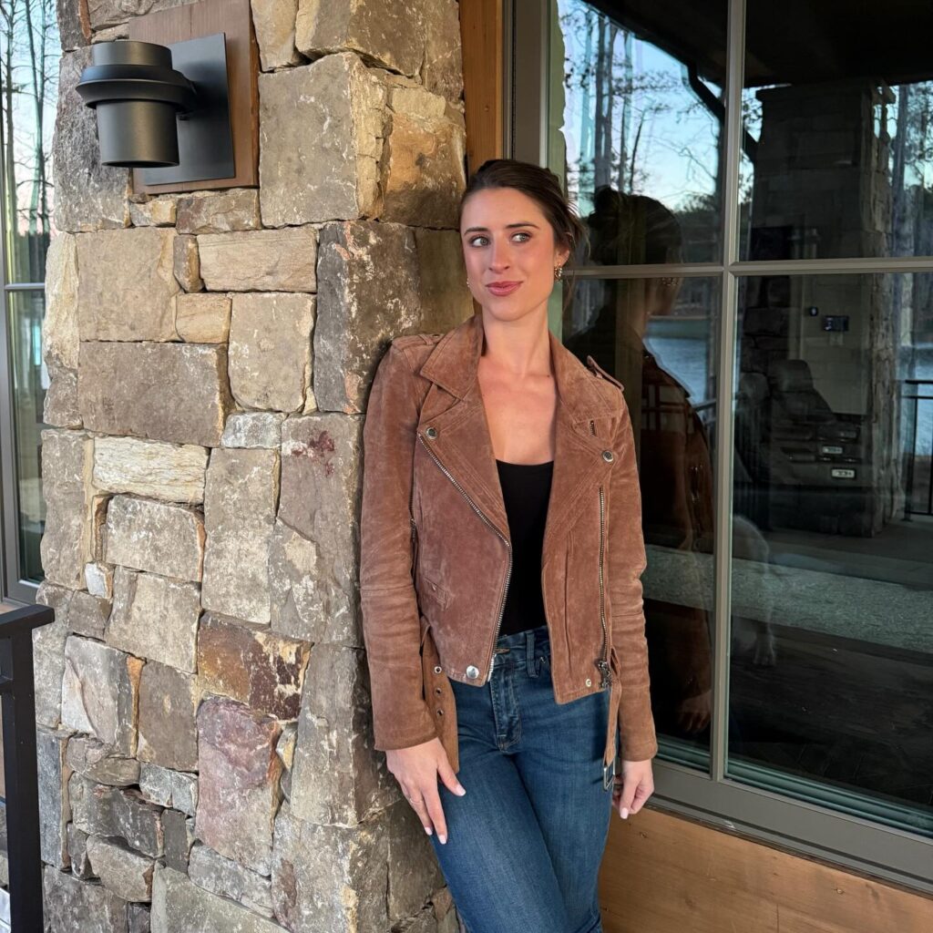 Ashlyn Sullivan Net Worth, Salary, Wiki, Age, Height, Husband NBC Sports and Career Ashlyn Sullivan measures 5 feet 7 inches tall (170 cm) and has a weight around 128 pounds (58 kg).