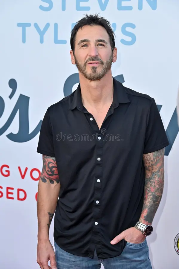 Sully Erna Net Worth, Wife, Wiki, Age, Height, Parents, Songs and Career Sully Erna height is 5 feet 6 inches (1.68 m) and weight is 72 kilograms (159 lbs).