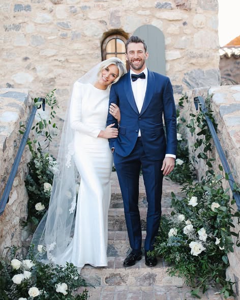 Charissa Thompson Net Worth, Husband, Wiki, Age, Height, Fox News and Career Charissa lives in Malibu, California. In January 2020, Charissa got engaged to sports agent Kyle Thousand. Charissa and Hajar married on December 30, 2020.