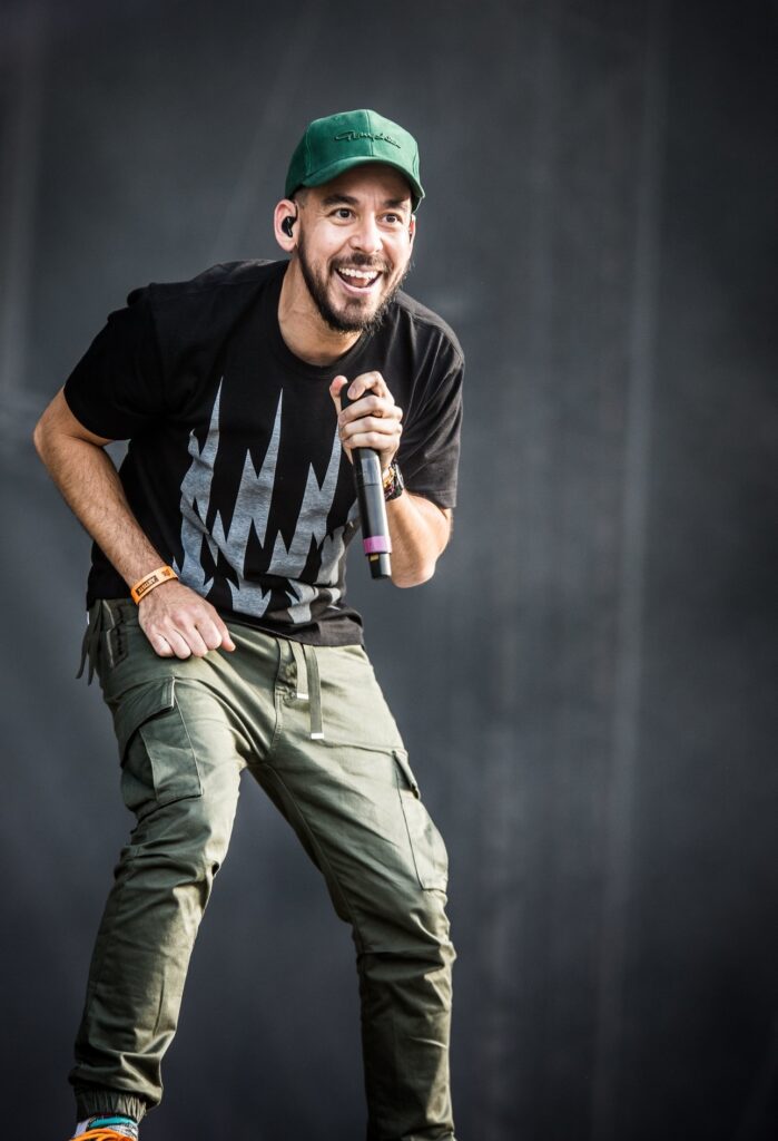 Mike Shinoda Net Worth, Wife, Wiki, Age, Height, Parents, Songs and Career Mike Shinoda height is 5 feet 11 inches (1.80 m) and weight is 77 kilograms (170 lbs).