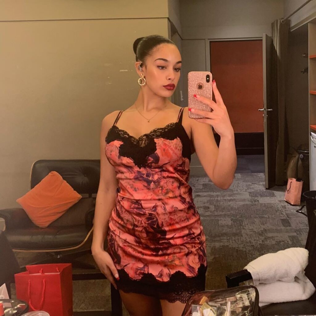 Jorja Smith Net Worth, Husband, Wiki, Age, Height, Songs and Career Jorja Smith height is 5 feet 6 inches (1.68 m) and weight is 55 kilograms (121 lbs).