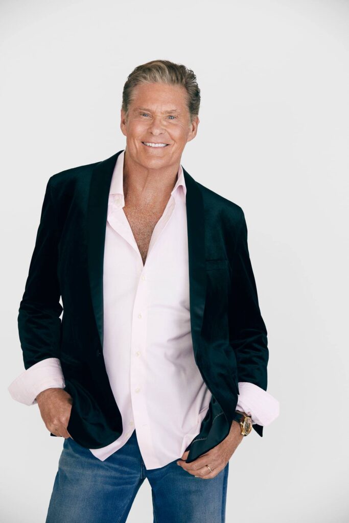 David Hasselhoff Net Worth, Wife, Wiki, Age, Height, Parents, Movies and Career David Hasselhoff height is 6 feet 4 inches (1.93 m) and weight is 93 kilograms (205 lbs).