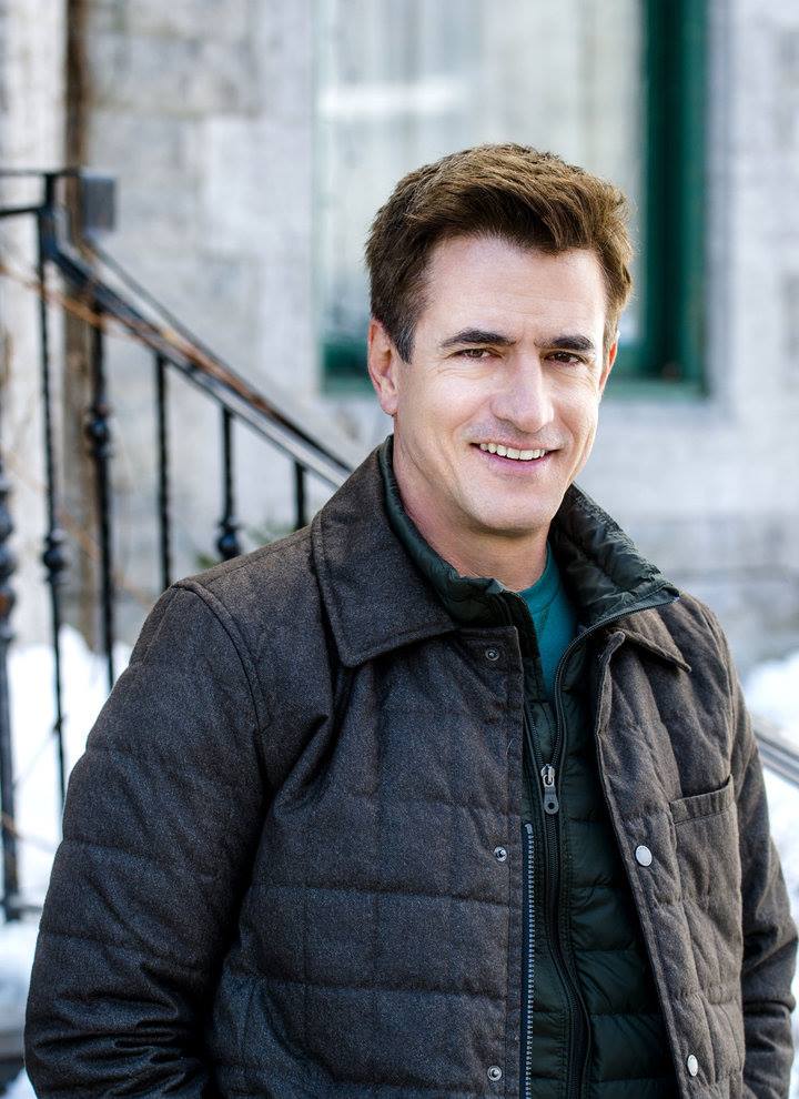 Dermot Mulroney Net Worth, Wife, Wiki, Age, Height, Parents, Movies and Career Dermot Mulroney is 5 feet 10 inches (1.78 m) tall and weighs 72 kg (160 lb).