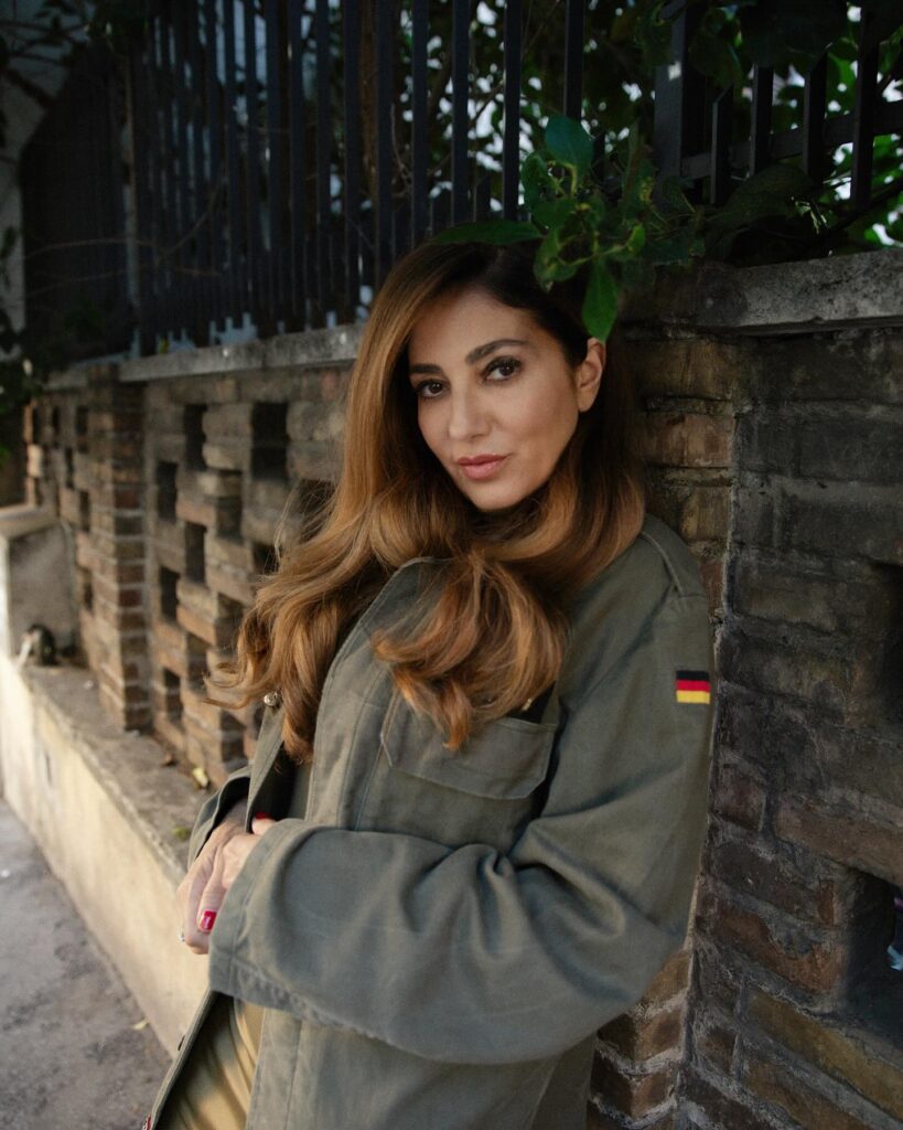 Fanny Cadeo Net Worth, Husband, Wiki, Age, Height, Movies and Career Fanny Cadeo first came to the public's attention in 1992 as one of the pioneer dancers (veline) in the Italian television program Striscia la notizia, where she remained until 1994.