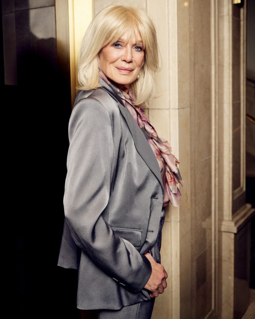 Linda Evans Net Worth, Husband, Wiki, Age, Height, Parents, Movies and Career Linda Evans height is 5 feet 8 inches (1.73 m) and weight is 70 kilograms (154 lbs).