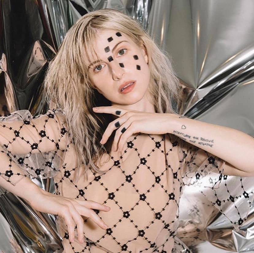 Hayley Williams Net Worth, Husband, Wiki, Age, Height, Parents, Songs and Career Hayley Williams then simply 15 years old, co-founded the band alongside Josh Farro (lead guitar/backing vocals), Zac Farro (drums), and Jeremy Davis (bass guitar).