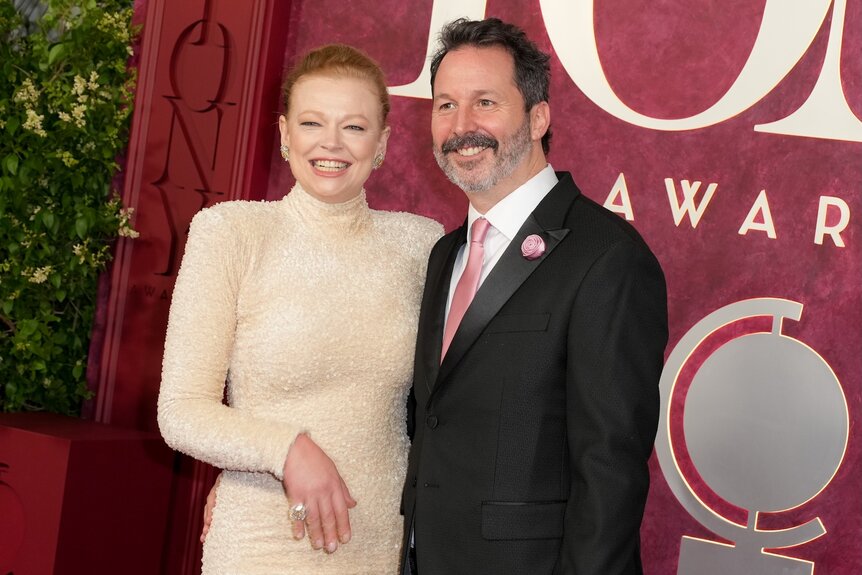 Sarah Snook Net Worth, Husband, Wiki, Age, Height, Parents, Movies and Career Sarah Snook started courting Australian comic Dave Lawson, a longtime friend in 2020. The couple married in 2021 in the outside of her Brooklyn home.
