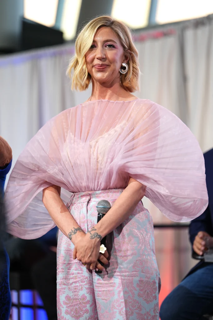 Heidi Gardner Net Worth, Husband, Wiki, Age, Height, Parents, Movies and Career Heidi Gardner height is 5 feet 9 inches (1.75 m) and weight is 57 kilograms (125 lbs).