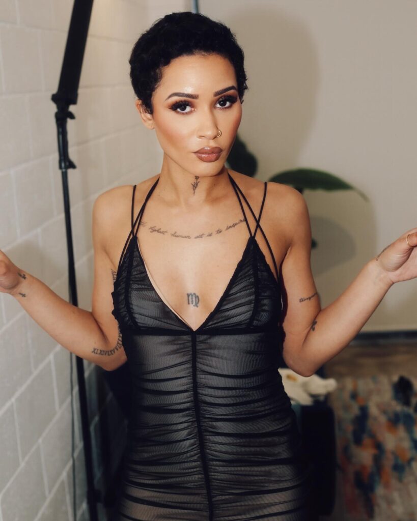Tanaya Henry Net Worth, Husband, Wiki, Age, Height, Parents, Modeling and Career Tanaya Henry is the founder of Lace via Tanaya, a earrings line well-known for her signature earlace designs.