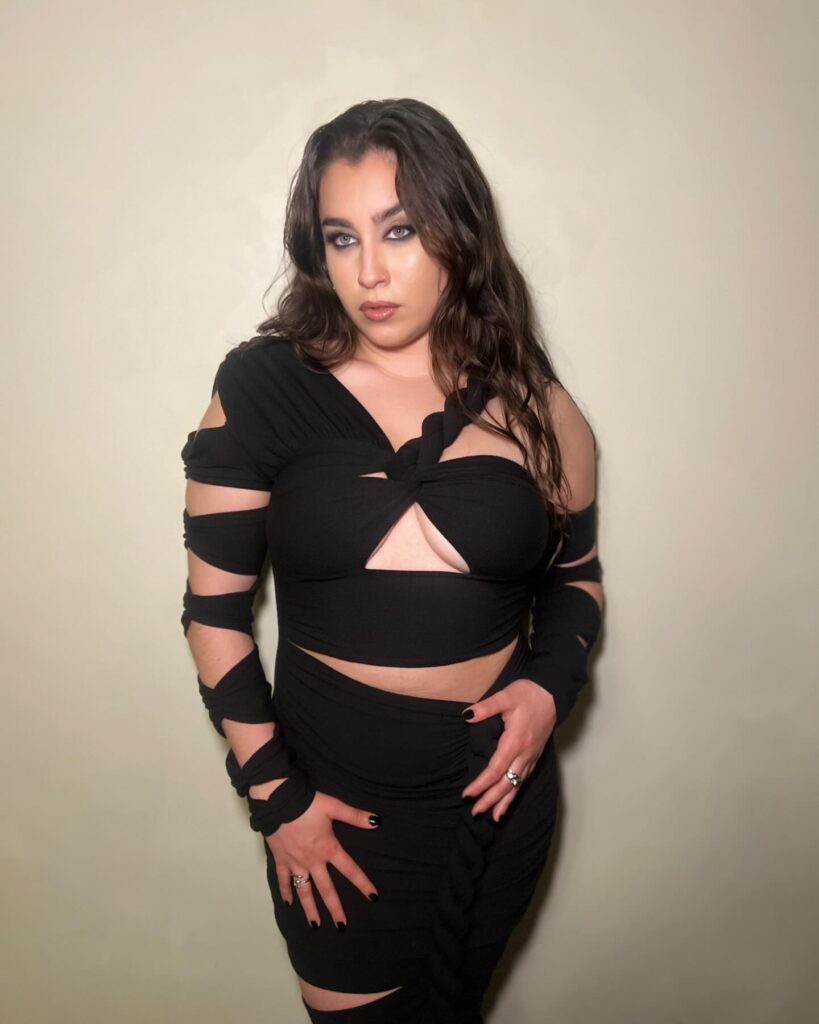 Lauren Jauregui Net Worth, Husband, Wiki, Age, Height, Parents, Songs and Career Lauren Jauregui height is 5 feet 4 inches (1.63 m) and weight is 55 kilograms (121 lbs).
