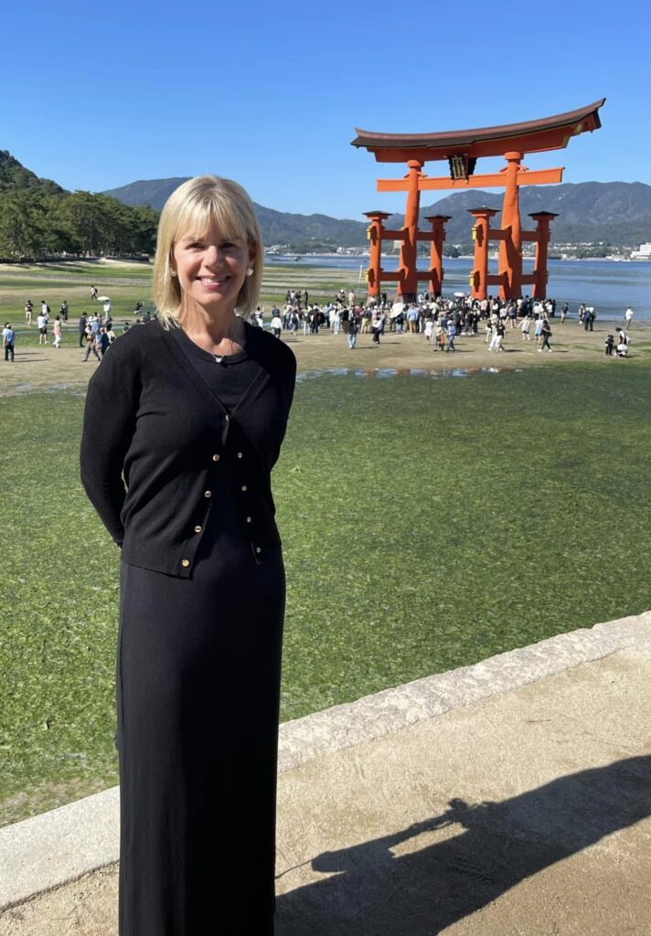 Gretchen Carlson Net Worth, Husband, Wiki, Age, Height, Parents, Journalist and Career Gretchen Carlson height is 5 feet 3 inches (1.60 m) and weight is 63 kilograms (138 lbs).