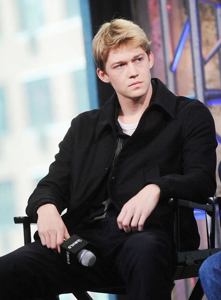 Joe Alwyn Net Worth, Wife, Wiki, Age, Height, Parents, Movies and Career Joe Alwyn height is 6 feet 1 inch (1.85 m) and weight is 86 kilograms (190 lbs).