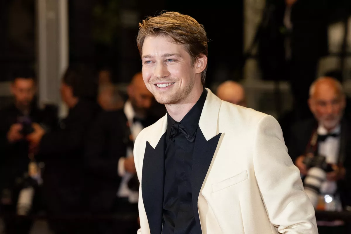 Joe Alwyn Net Worth, Wife, Wiki, Age, Height, Parents, Movies and Career Joe Alwyn Net Worth