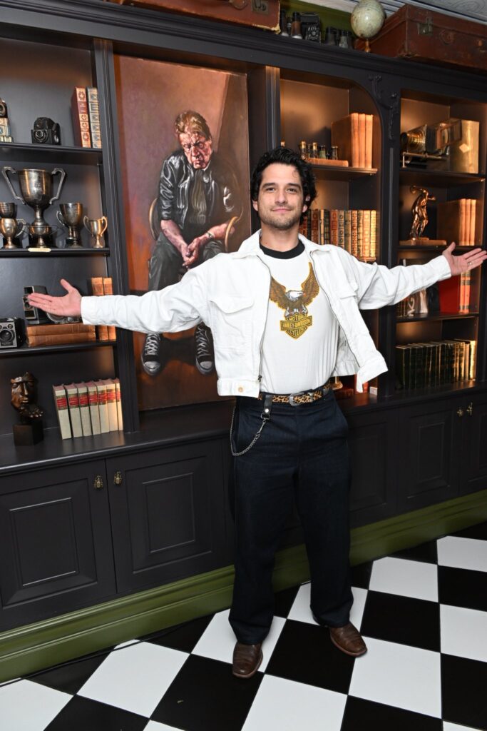Tyler Posey Net Worth, Wife, Wiki, Age, Height, Parents, Movies and Career Tyler Posey height is 5 feet 10 inches (1.78 m) and weight is 72 kilograms (159 lbs).