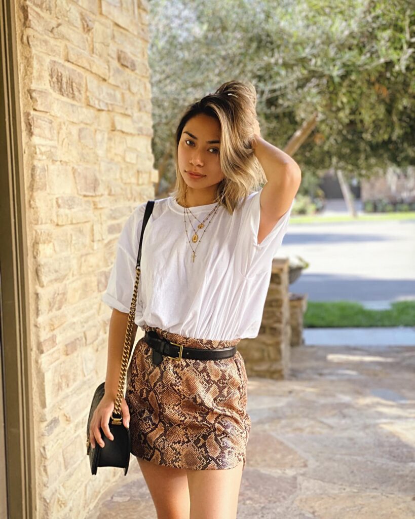 Jessica Sanchez Net Worth, Husband, Wiki, Age, Height, Parents, Songs and Career Jessica Sanchez height is 5 feet 1 inch (1.55 m) and weight is 55 kilograms (121 lbs).