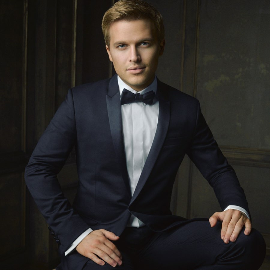 Ronan Farrow Net Worth, Wife, Wiki, Age, Height, Parents, Journalist and Career Ronan Farrow height is 5 feet 10 inches (1.78 m) and weight is 68 kilograms (150 lbs).