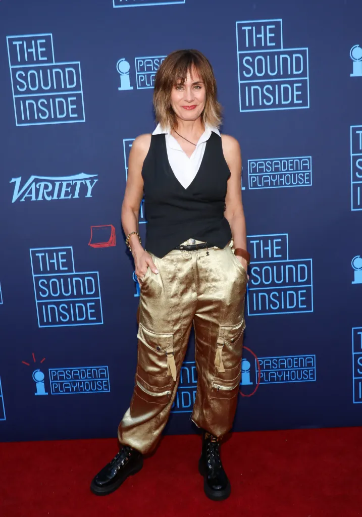 Diane Farr Net Worth, Husband, Wiki, Age, Height, Parents, Movies and Career Diane Farr height is 5 feet 6 inches (1.68 m) and weight is 55 kilograms (121 lbs).
