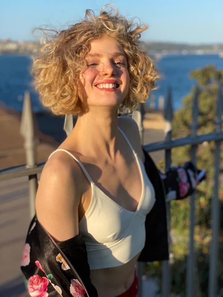 Elena Kampouris Net Worth, Husband, Wiki, Age, Height, Parents, Movies and Career Elena Kampouris height is 5 feet 7 inches (1.70 m) and weight is 52 kilograms (115 lbs).