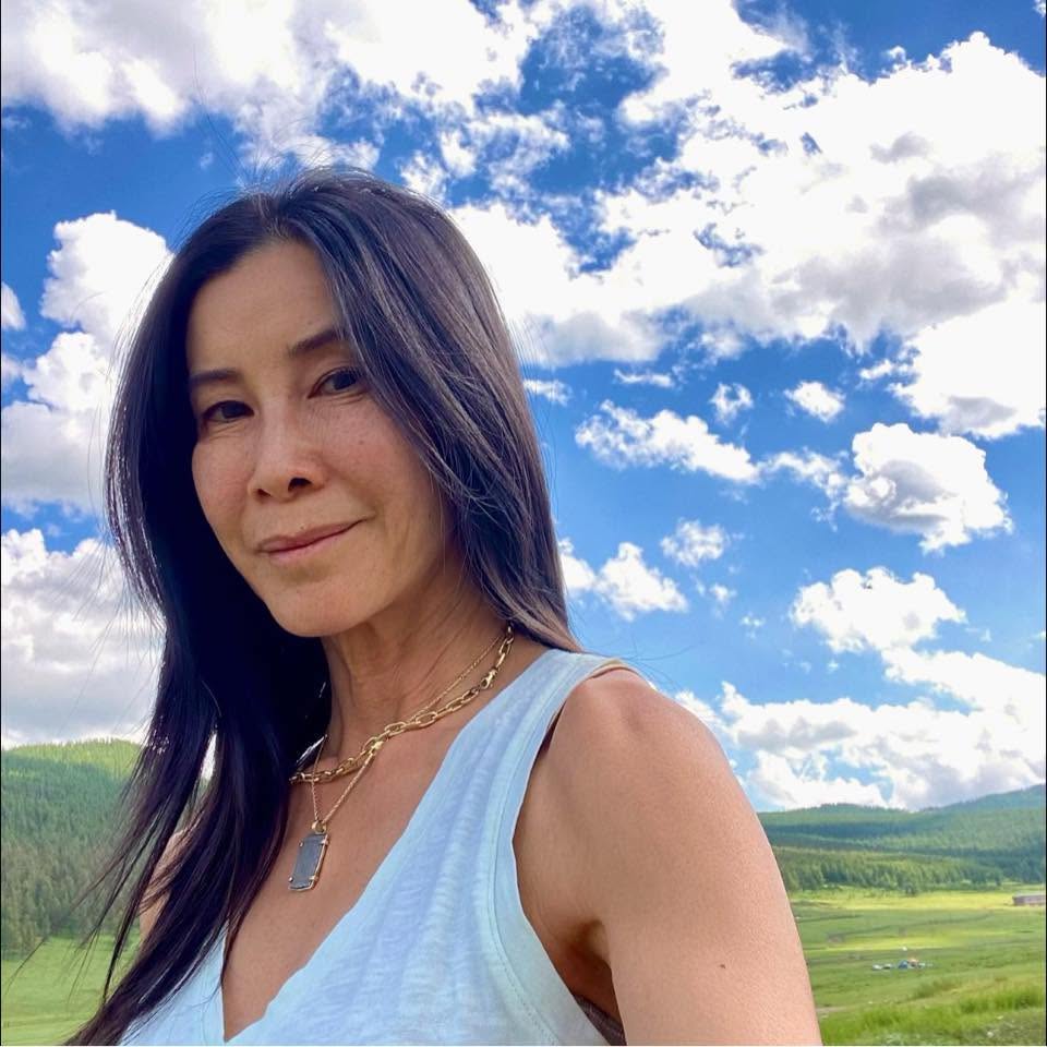 In 1999, Ling transitioned to sunlight hours tv as a co-host on ABC’s The View, the place she remained till 2002.