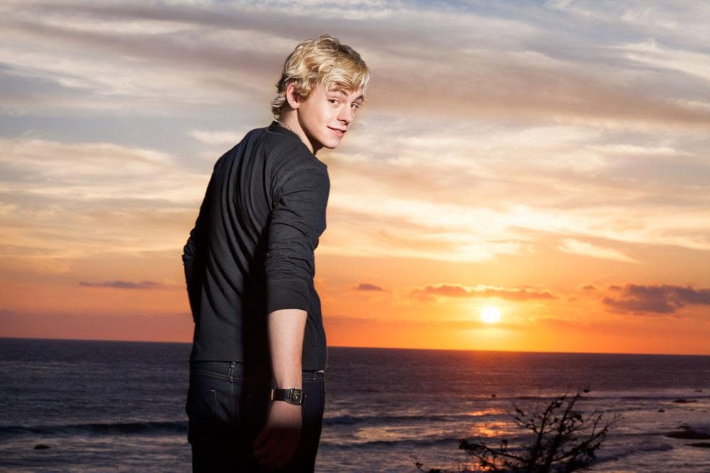 Ross Lynch Net Worth, Wife, Wiki, Age, Height, Parents, Songs and Career Ross Lynch height is 6 feet 0 inches (1.83 m) and weight is 75 kilograms (165 lbs).