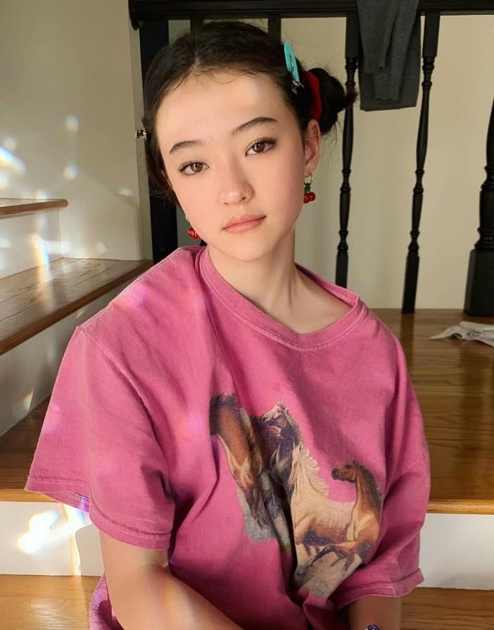 Ella Gross Net Worth, Boyfriend, Wiki, Age, Height, Movies, Songs and Career Ella Gross’s height is 5 feet 0 inches (1.53 m) and weight is 45 kilograms (99 lbs).