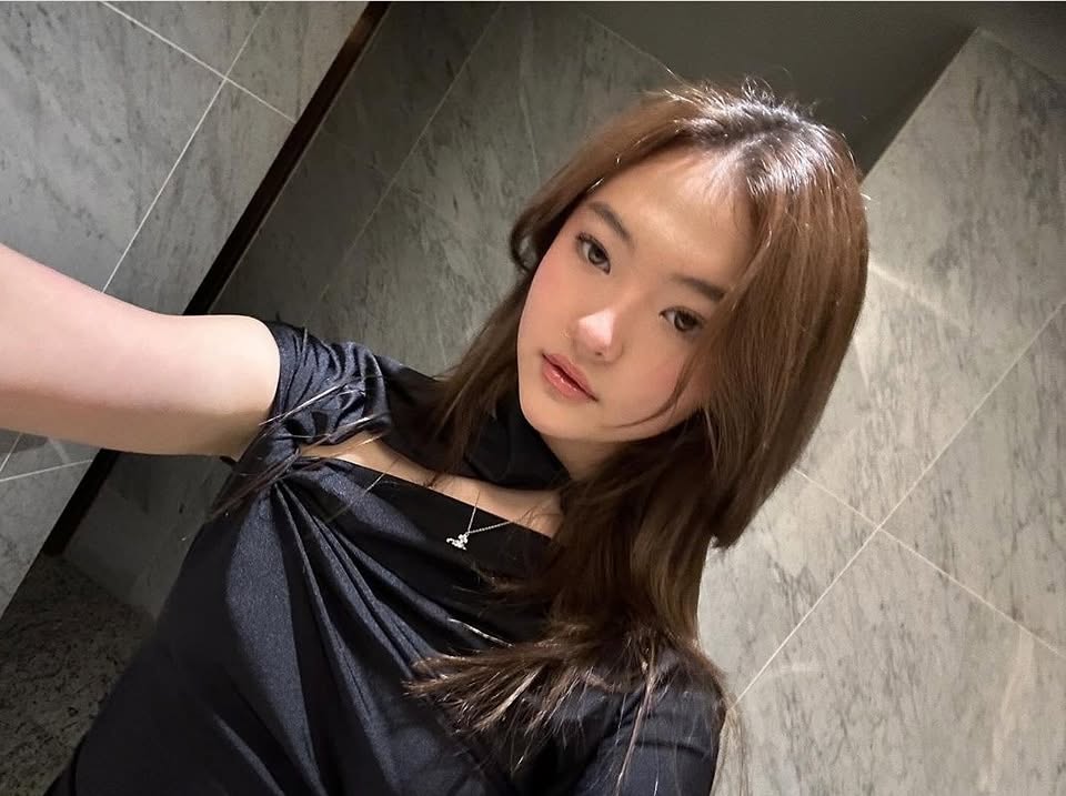 Ella Gross Net Worth, Boyfriend, Wiki, Age, Height, Movies, Songs and Career Ella Gross song profession started out with her debut as a member of the woman team MEOVV in September 2024.