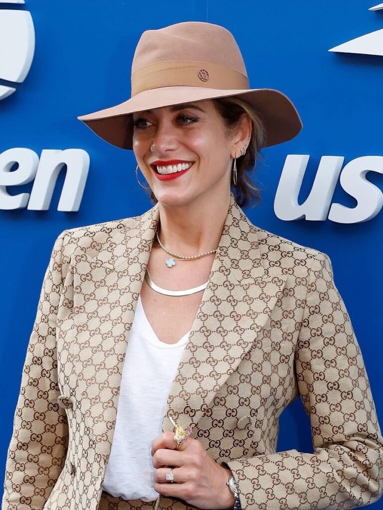 Kate Walsh height is 5 feet 9 inches (1.74 m) and weight is 65 kilograms (143 lbs).