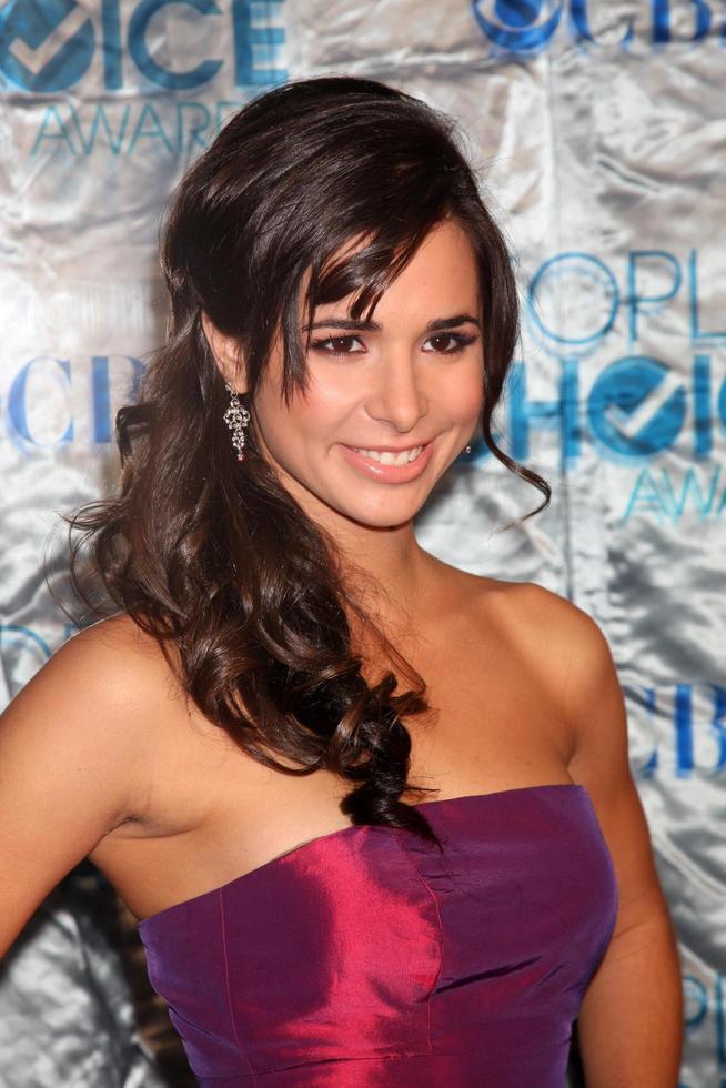 Josie Loren Net Worth, Husband, Wiki, Age, Height, Parents, Movies and Career Josie Loren started her expert performing profession in the mid-2000s, shortly setting up herself with visitor roles on TV suggests like Drake & Josh, Hannah Montana, and Medium.