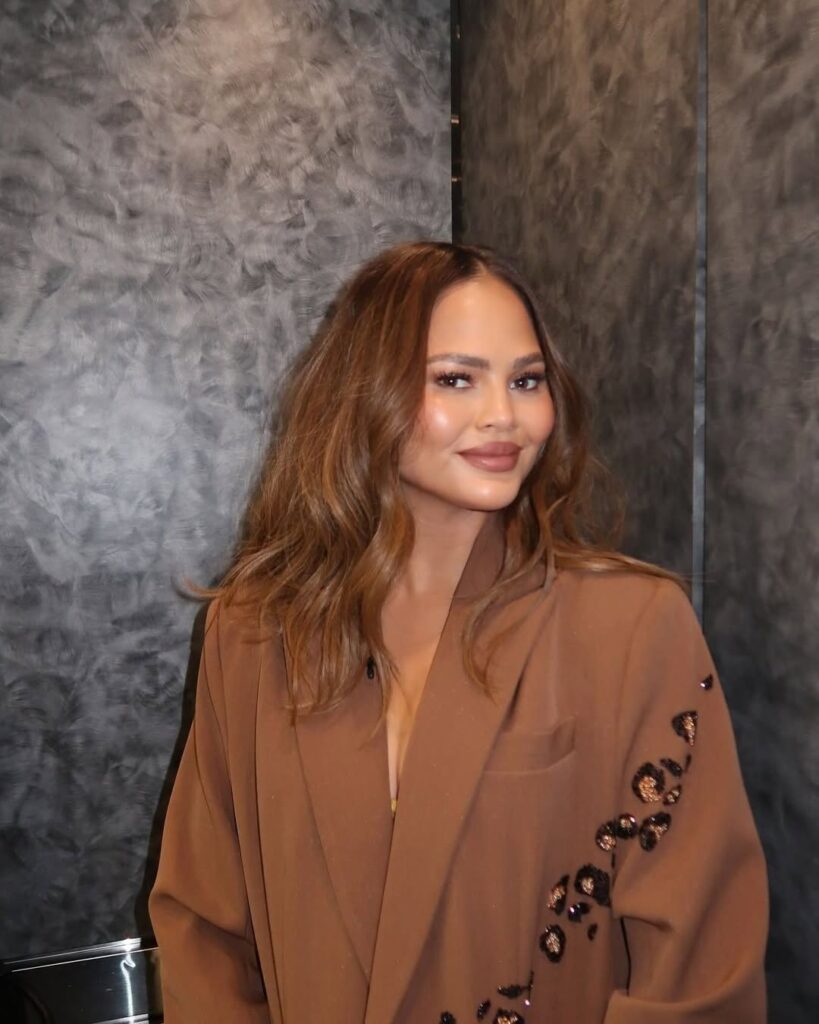 Chrissy Teigen Hollywood profession started with her modeling debut in the Sports Illustrated Swimsuit Issue in 2010, the place she used to be named "Rookie of the Year." 