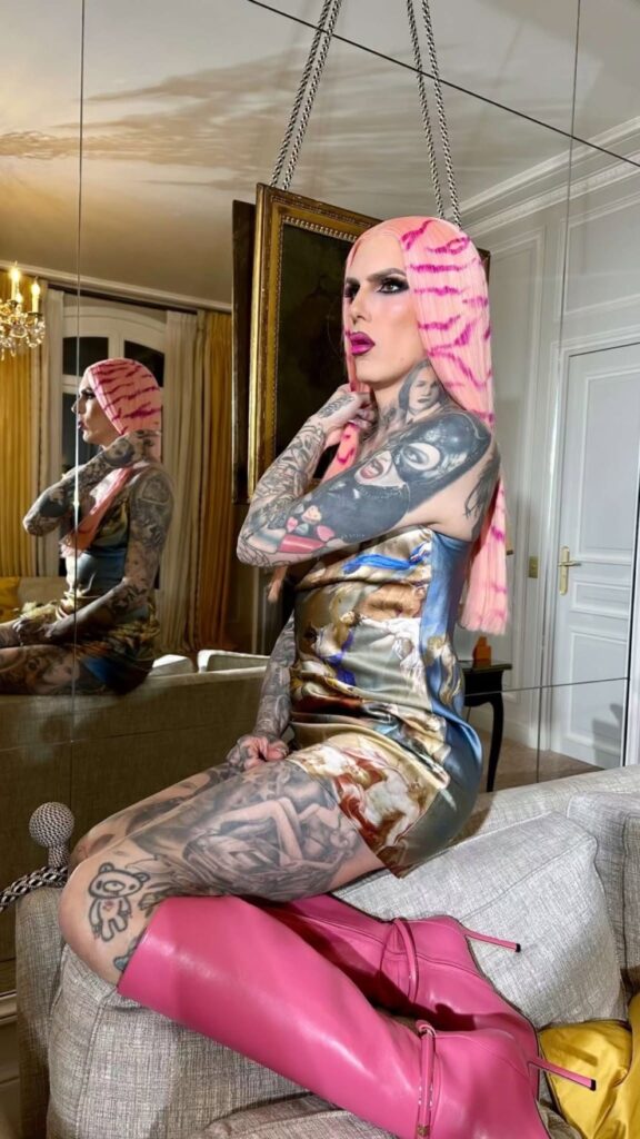 Jeffree Star height is 6 feet 1 inch (1.85 m) and weight is 73 kilograms (161 lbs). She her body measurements are 38-33-13 inches.