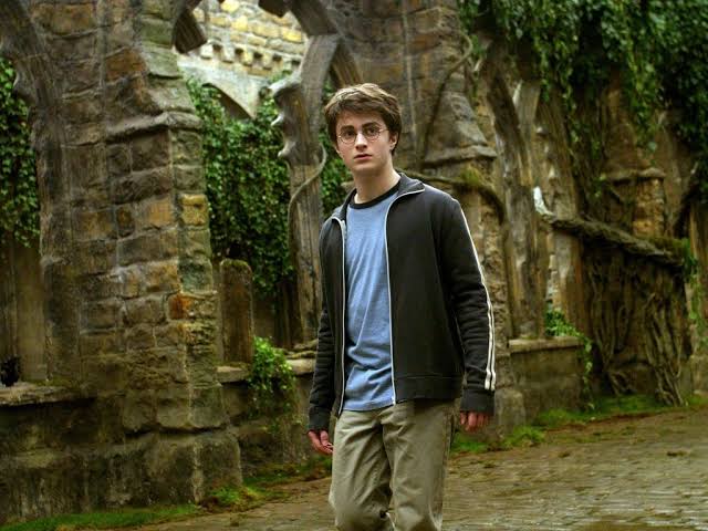 Daniel Radcliffe height is 5 feet 5 inches (1.65 meters) and weight is 60 kilograms (132 lbs).