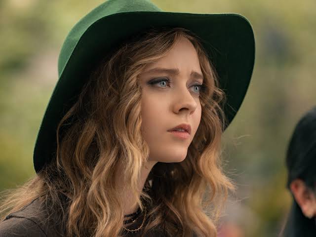 Madeleine Arthur Net Worth, Husband, Wiki, Age, Height, Parents, Movies and Career Madeleine Arthur in Hollywood got here with her function in Tim Burton's Big Eyes (2014), the place she performed the daughter of Amy Adams and Christoph Waltz.